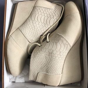 Perfect condition Toms cream suede booties. 8